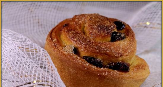 Pumpkin buns with dried cranberries