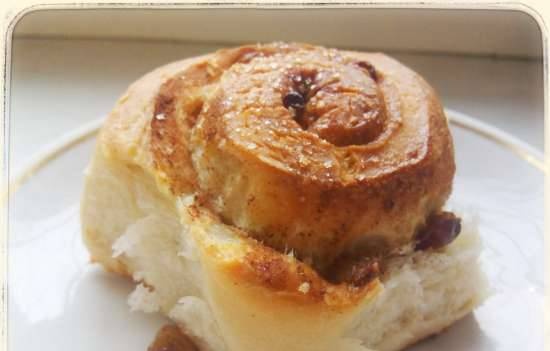 Cottage cheese buns with raisins and cinnamon