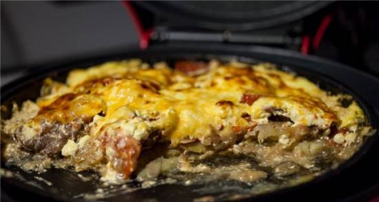 Potatoes with meat and tomatoes with a mayonnaise-cheese crust (Princess 115000 pizza maker)