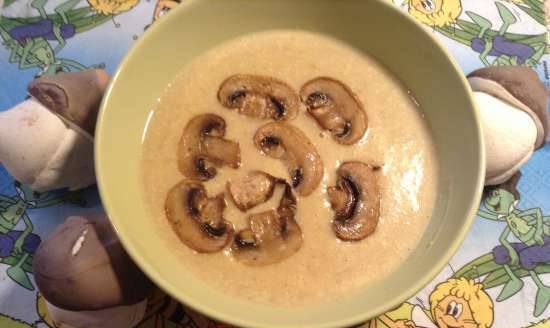 Potato soup with fried porcini mushrooms