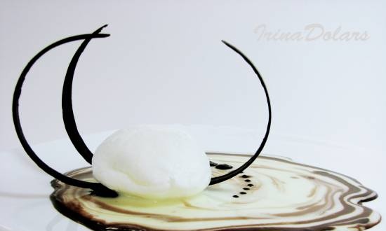 Snowballs with vanilla sauce (Schneenockerln mit Vanillsauce)