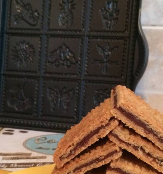 Shortbread cookies with chocolate layer
