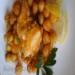 Due piatti piccanti di ceci: insalata e pesce in salsa di ceci