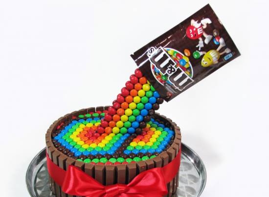 Cake with M & M's and Kit Kat chocolate (decoration workshop)