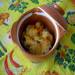Gehaktballen met pannenkoeken en champignons in een pot