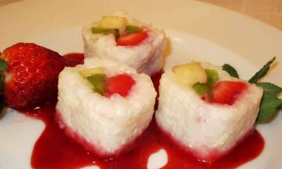 Rollitos de arroz con relleno de frutas y salsa de frutos rojos