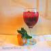 Bebida de jengibre y fresa con grosellas rojas y negras