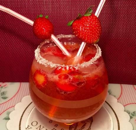 Lemon-strawberry tonic with vermouth