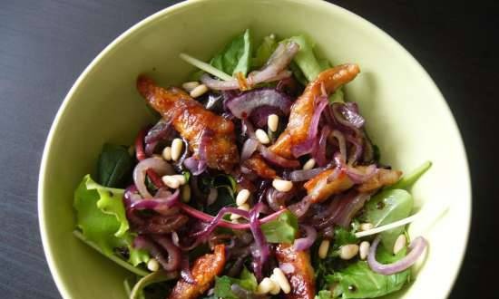 Salad with fried chicken and onions with pomegranate sauce