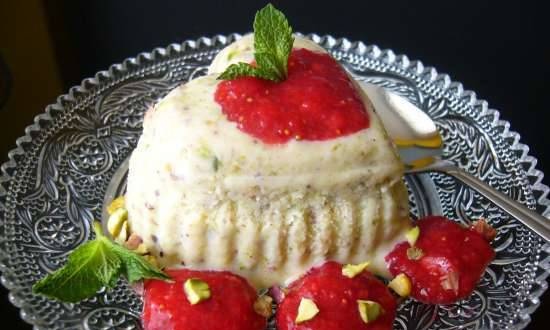 Pistachio-lemon ice cream with mashed strawberries