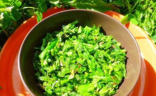 Groene aspergesalade met champignonsaus en "Mesclean" -salade