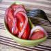 Tomaten- en uiensalade met tomatensapdressing