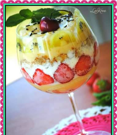 Trifle with strawberries and kiwi