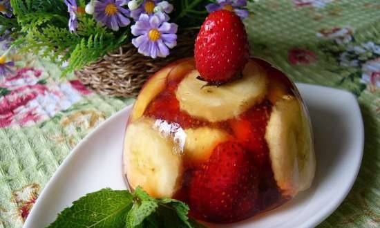 Bananas with strawberries in lemon jelly