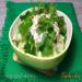 Aperitivo de pepinos, cebollas verdes y cilantro en crema agria