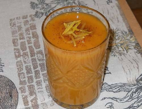 Pumpkin pie with dried apricots and oranges smoothie