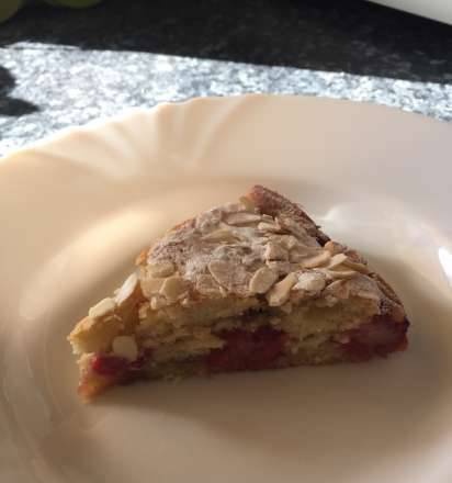 Raspberry tart with fresh raspberries and almond petals (very simple)