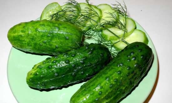 Licht gezouten komkommers (snel recept + video)