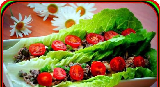 Tekercs tonhal és friss sampinyon kapribogyóval római saláta levelekben