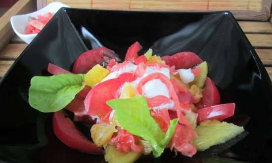 Ensalada de frutas al estilo japonés con tomates