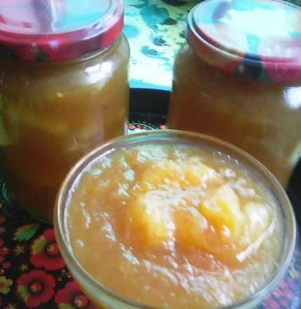 Apple jam with orange slices