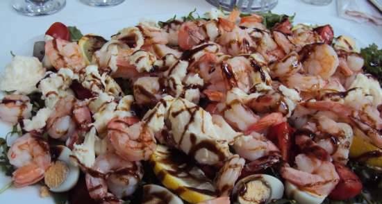 Warm salad with rucola, mozzarella, quail eggs and king prawns.