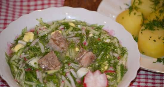 Okroshka met gelei vlees op zelfgemaakte witte kwas met mierikswortel