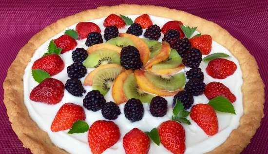 Sweet fruit pizza on shortcrust pastry