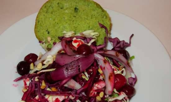 Kétféle káposzta saláta grillezett hagymával, bogyós mártással, aromás gyógynövényekből készült zsemlén