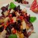 Warme salade van kikkererwten, zongedroogde pruimen, bieten en gegrilde rode uien