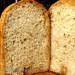 خبز بالسميد وحبوب على خميرة مضغوطة في صانع خبز