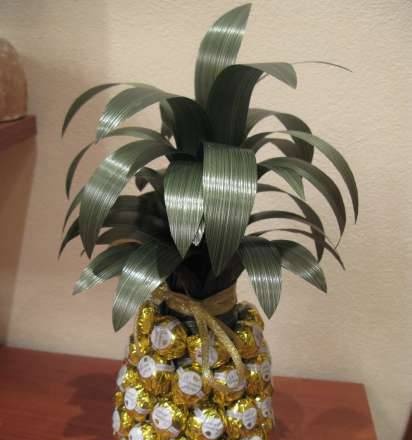Pineapple from a bottle of champagne and chocolates (master class)