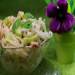 Ensalada templada con calamares y fideos de arroz