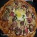 Pizza casera sobre masa cuajada