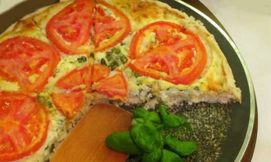 Tarta de masa quebrada con relleno de requesón y queso, tomate y albahaca