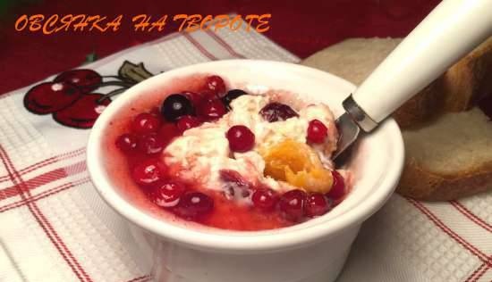 Płatki owsiane (surowe) na twarożku i kefirze z jagodami, suszonymi owocami, orzechami (zdrowe śniadanie lub dietetyczna kolacja)
