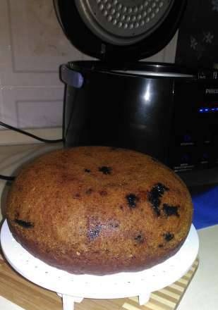 Tea and plum cake in a multicooker Philips HD3060