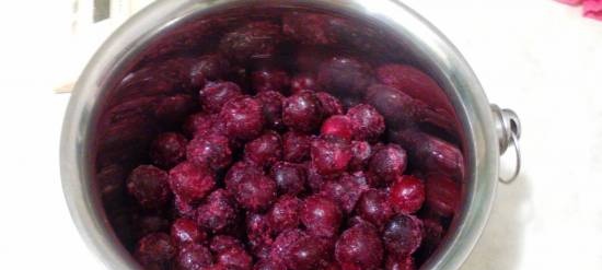 Preparing frozen cherries for baking or for cooking in Oursson fermenter (milk cooker)