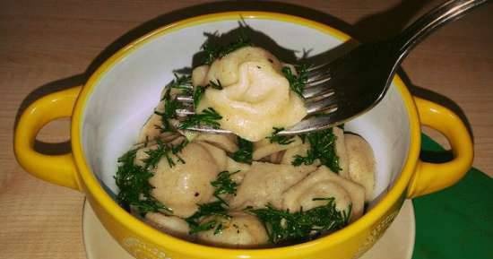 Whole wheat dumplings with mashed potatoes in garlic-olive sauce (Sagad dumpling machine, pasta machine