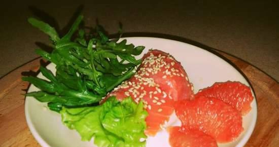 Lightly salted trout with grapefruit, arugula, lettuce and sesame seeds