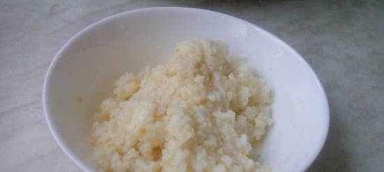 Porridge di riso con scaglie di cocco in una pentola per il latte