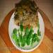 Zapiekanka z mielonego indyka z warzywami, grzybami i oregano w ceramicznym garnku w piekarniku