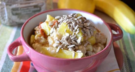 Herculean porridge with fresh mango, goji berries, flax bran, honey and seeds (multicooker Redmond RMC-01)