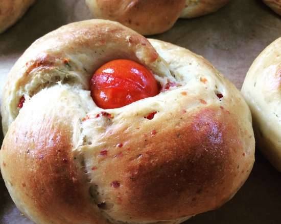 Cheese buns with sun-dried tomatoes