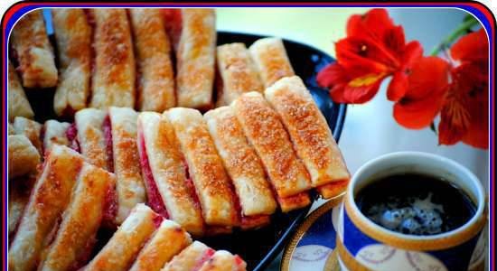Puff strips with lingonberry-banana filling