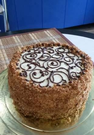Homemade cake with caramel and kiwi