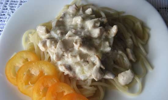 Sour cream sauce with chanterelles and chicken fillet