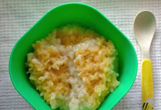 Porridge di riso in una pentola dalla nonna di Arkina