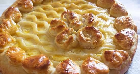 Yeast pie with curd-poppy filling