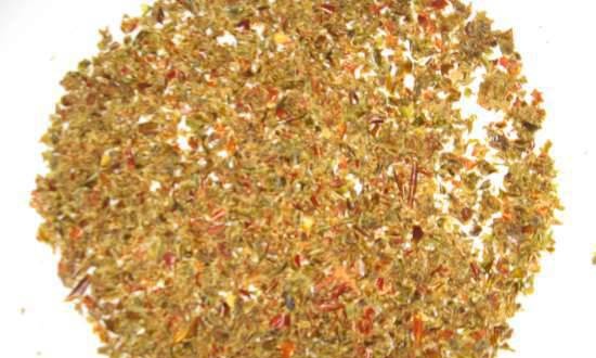 Een mengsel van paprika's gedroogd in de elektrische droger van Belomo (vlokken en stukjes)